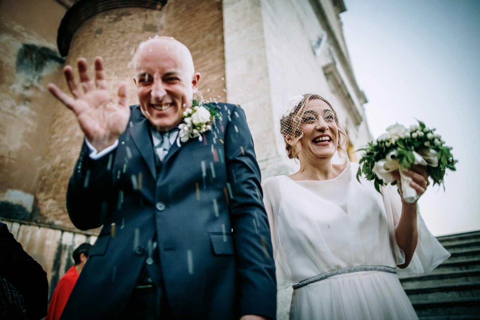Wedding Day Roma - Francesco Russotto Lancio del riso all'uscita della chiesa, servizio fotografico matrimoniale a Roma.