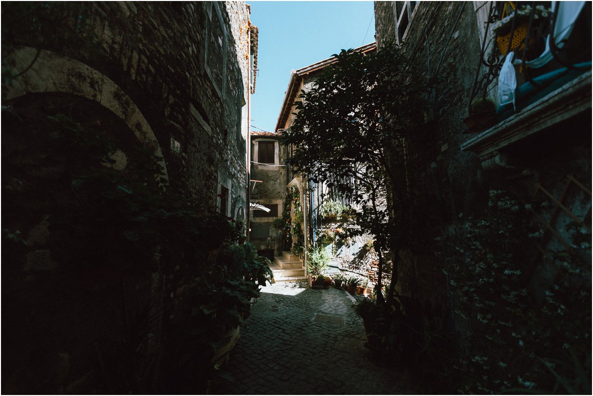Uscita di casa dello sposo Walter prima del matrimonio a Tivoli, reportage di Francesco Russotto