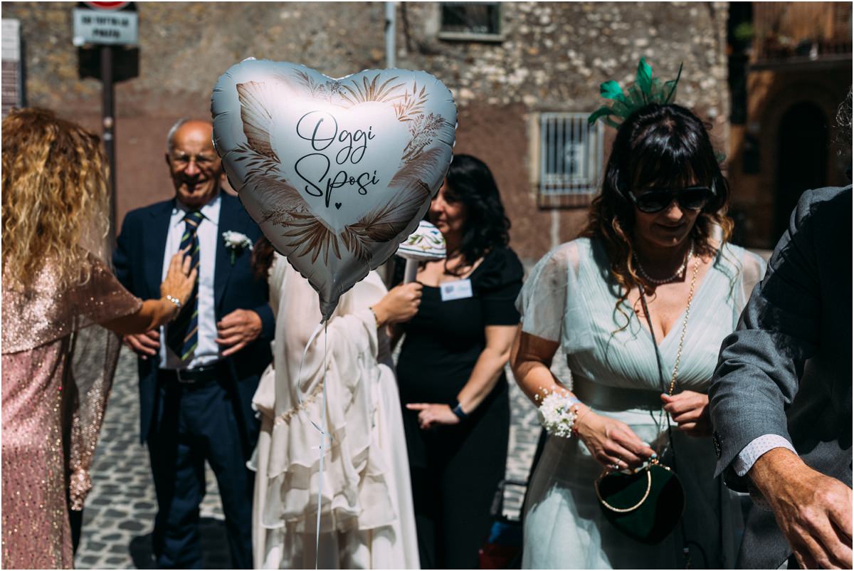 La sposa emozionata prima di entrare alla cerimonia alla Sibilla di Tivoli