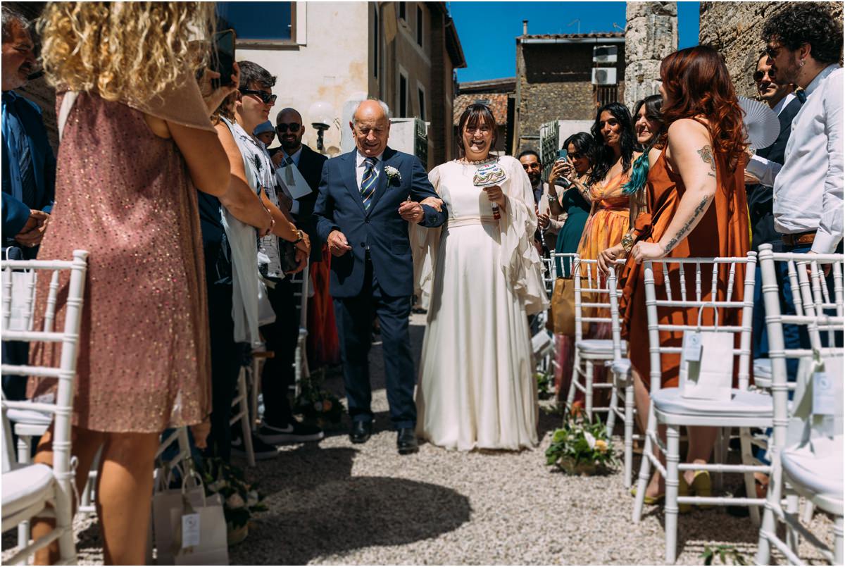 Gli sposi si guardano durante la cerimonia alla Sibilla di Tivoli
