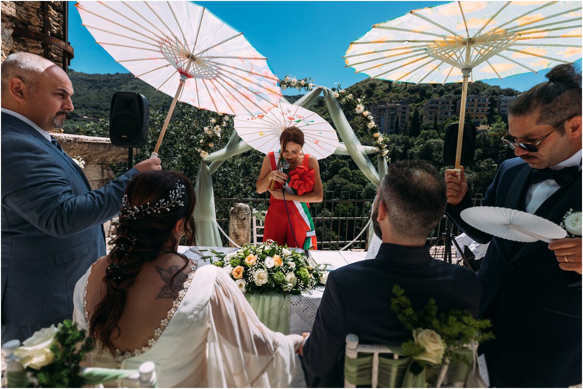 La celebrante ufficia il rito di matrimonio alla Sibilla di Tivoli