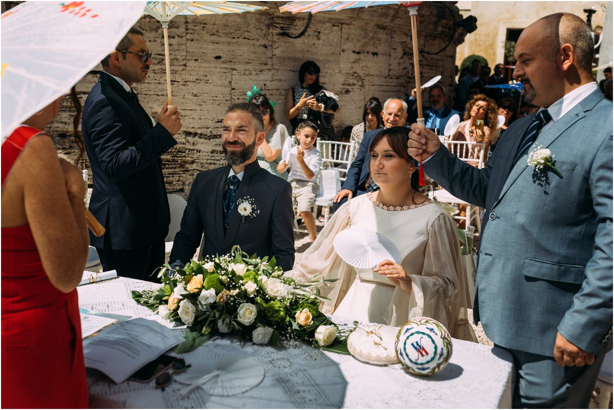 Gli sposi sotto il sole durante la cerimonia di matrimonio alla Sibilla di Tivoli