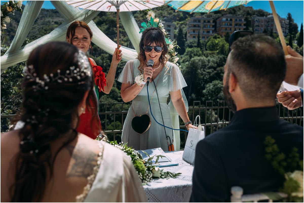 Gli invitati ascoltano i discorsi alla cerimonia di matrimonio a Tivoli