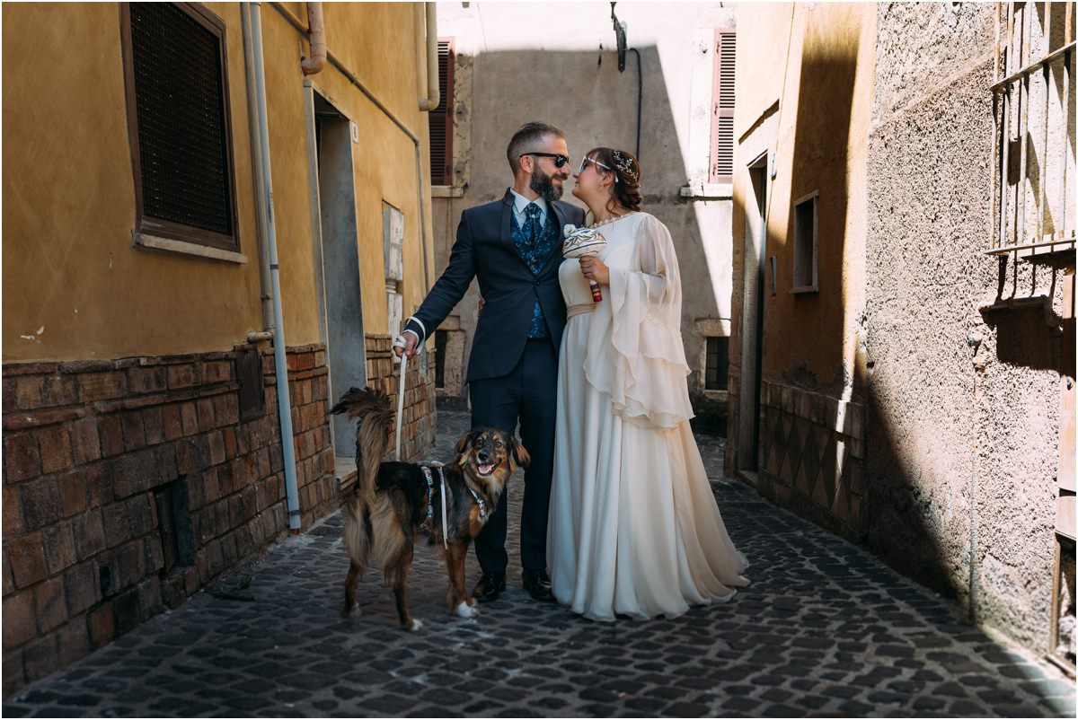 Gli sposi salutano il cane Ponyo prima della passeggiata a Tivoli
