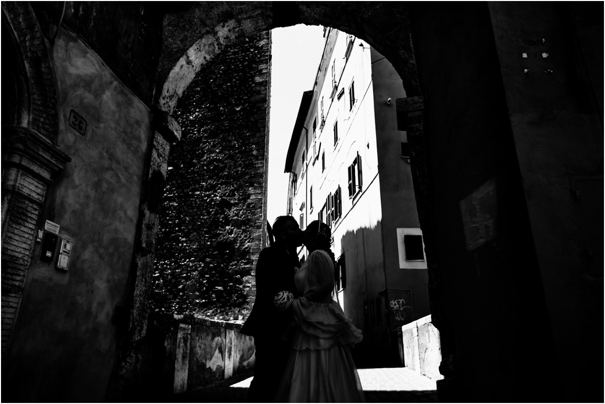 Inizio della passeggiata degli sposi nel centro storico di Tivoli