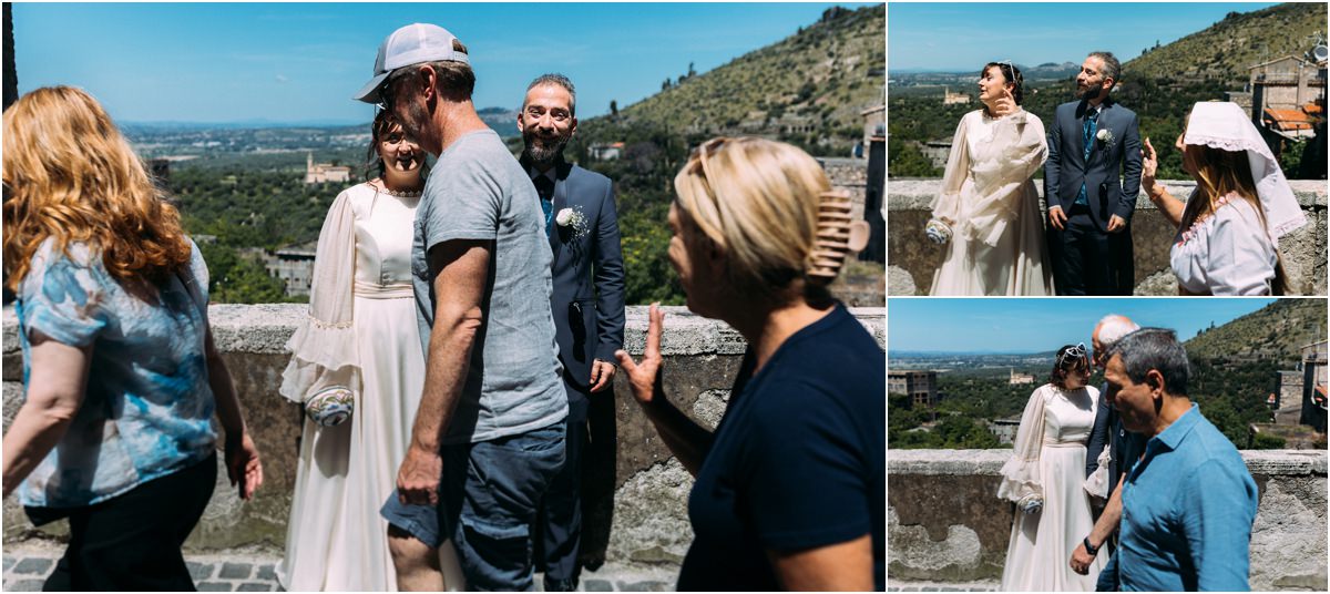 Gli sposi passeggiano tra le vie di Tivoli dopo il matrimonio alla Sibilla