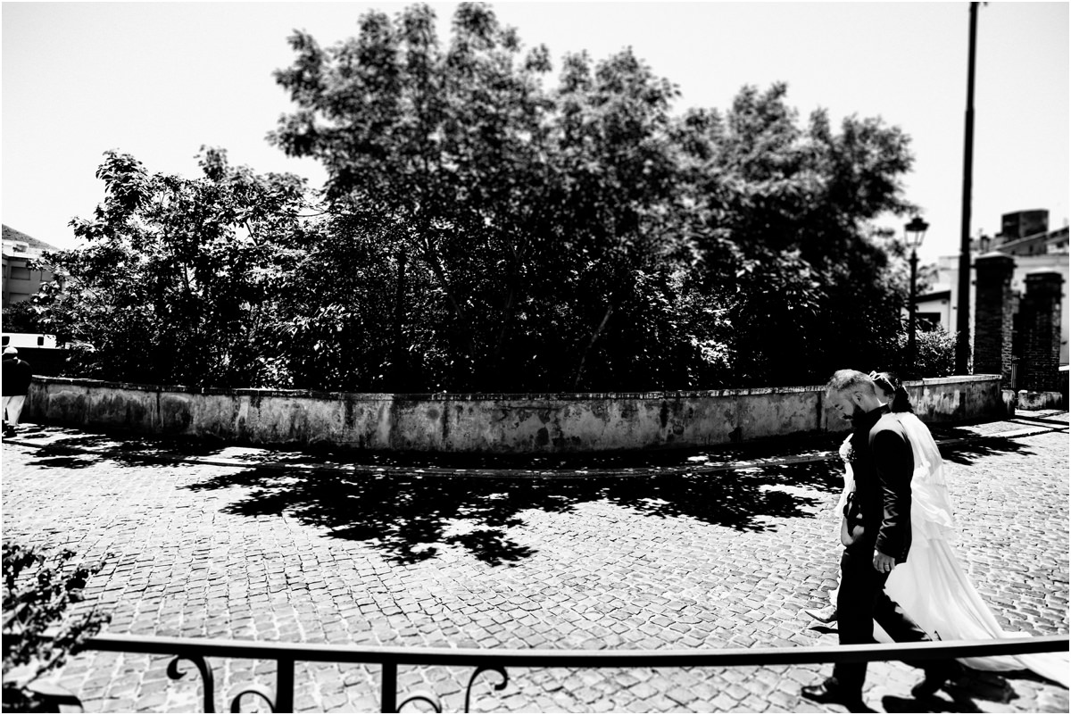 Gli sposi abbracciati tra le strade di Tivoli, foto in stile reportage