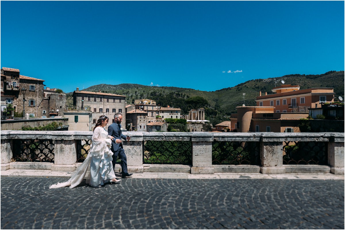 Gli sposi camminano nel centro storico di Tivoli dopo il matrimonio alla Sibilla