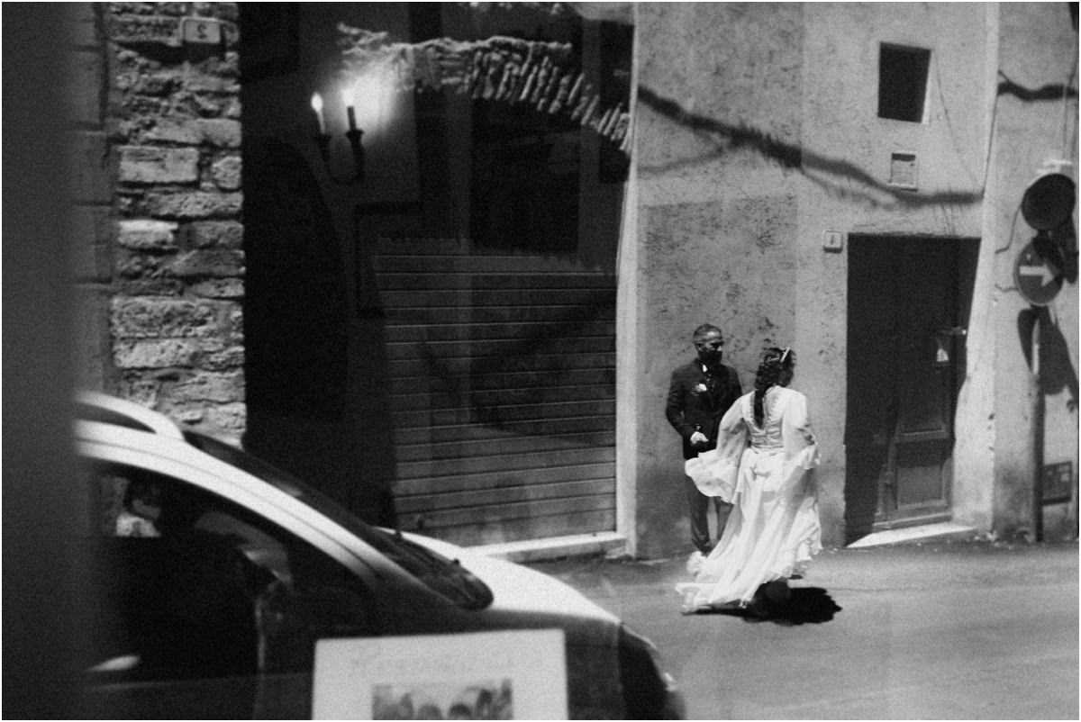 Gli sposi sorridono durante la passeggiata nel centro di Tivoli