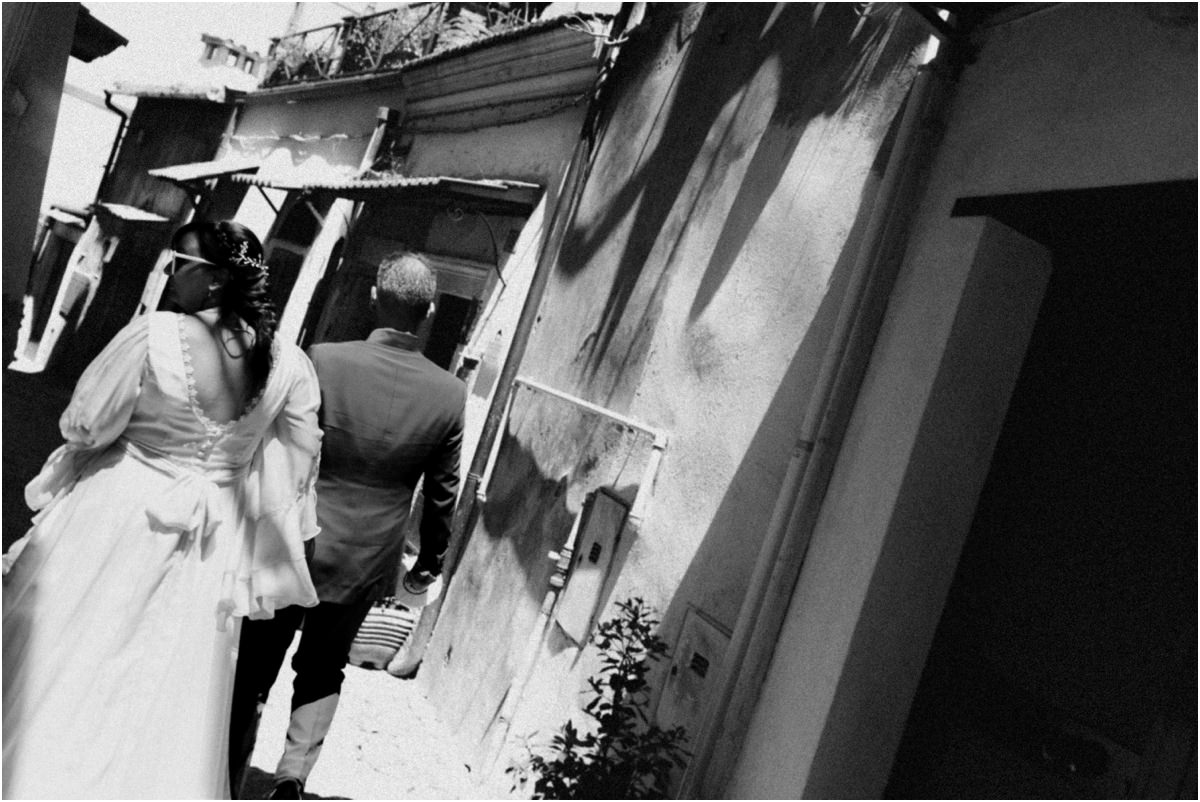 Reportage di coppia degli sposi a Tivoli dopo il matrimonio alla Sibilla