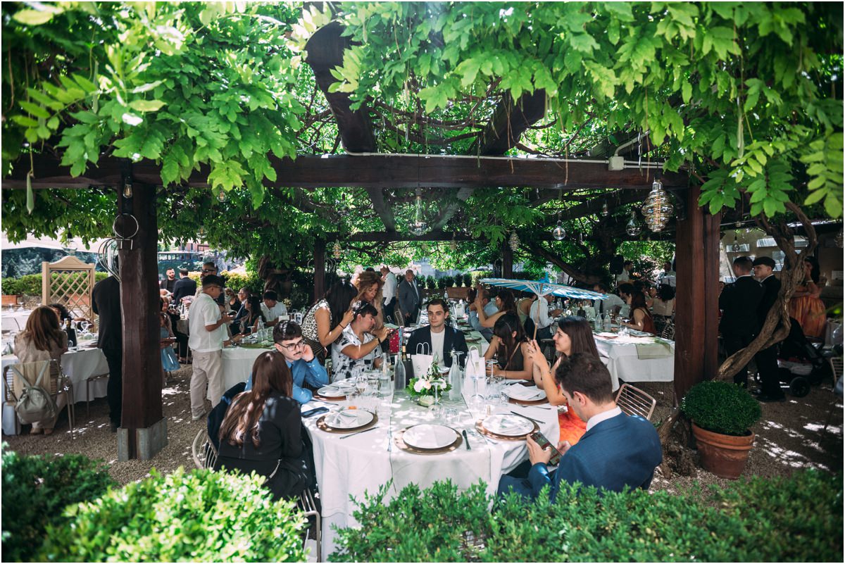 Gli invitati festeggiano al ricevimento di matrimonio alla Sibilla di Tivoli