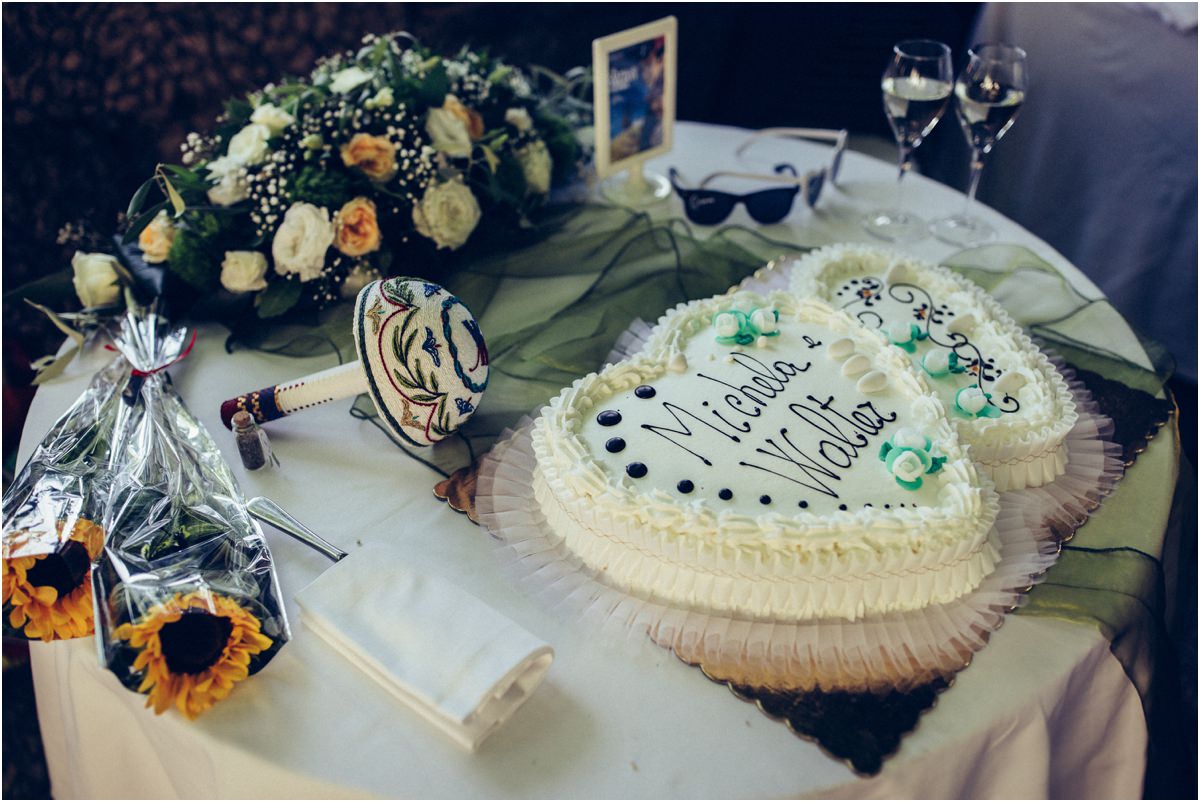 Il taglio della torta nuziale al ricevimento alla Sibilla di Tivoli