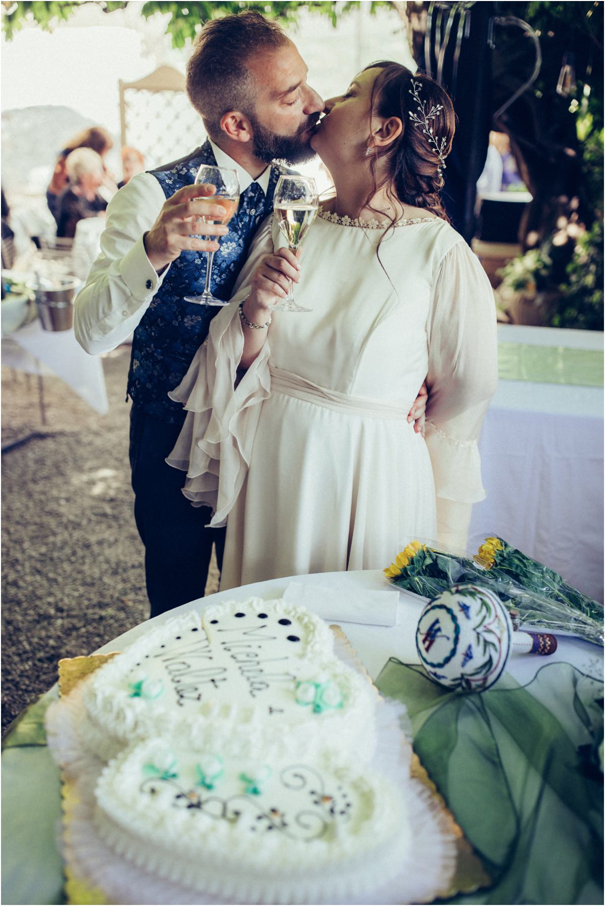 Gli sposi tagliano la torta nuziale al matrimonio alla Sibilla di Tivoli