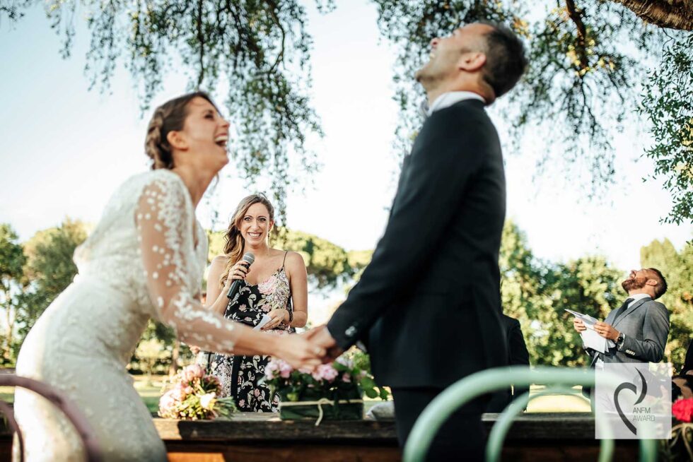 Sguardo tra gli sposi durante la cerimonia, fotoreporter matrimonio Roma