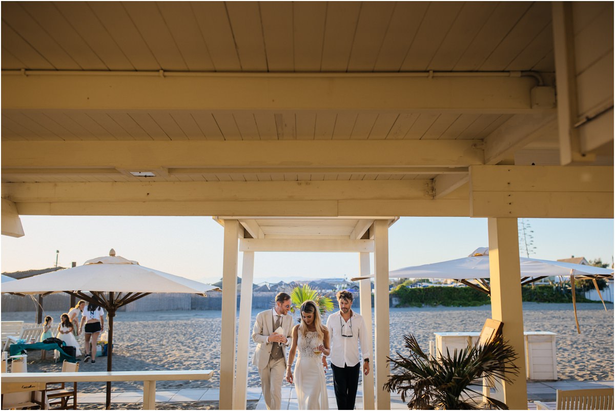 Aperitivo in spiaggia durante il matrimonio a Controvento Fregene