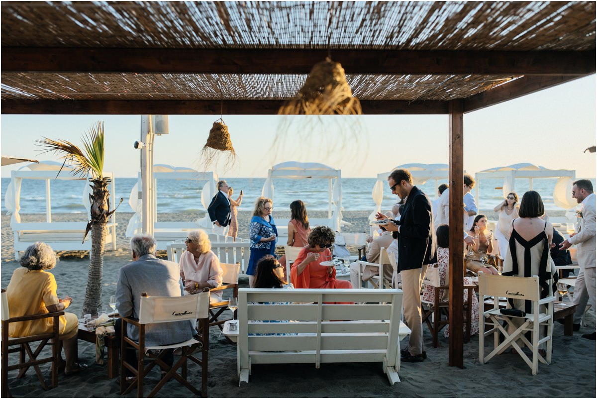Brindisi in spiaggia al matrimonio di Controvento Fregene