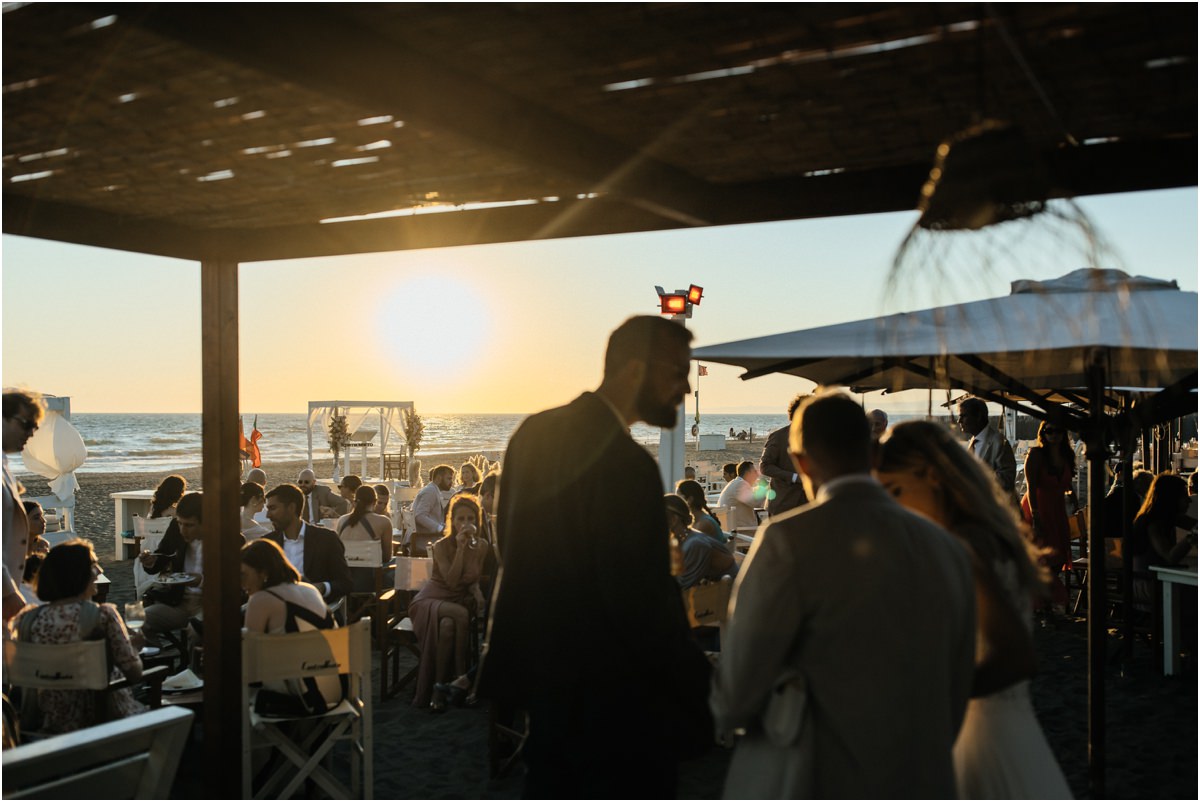 Momento conviviale al matrimonio in spiaggia a Fregene