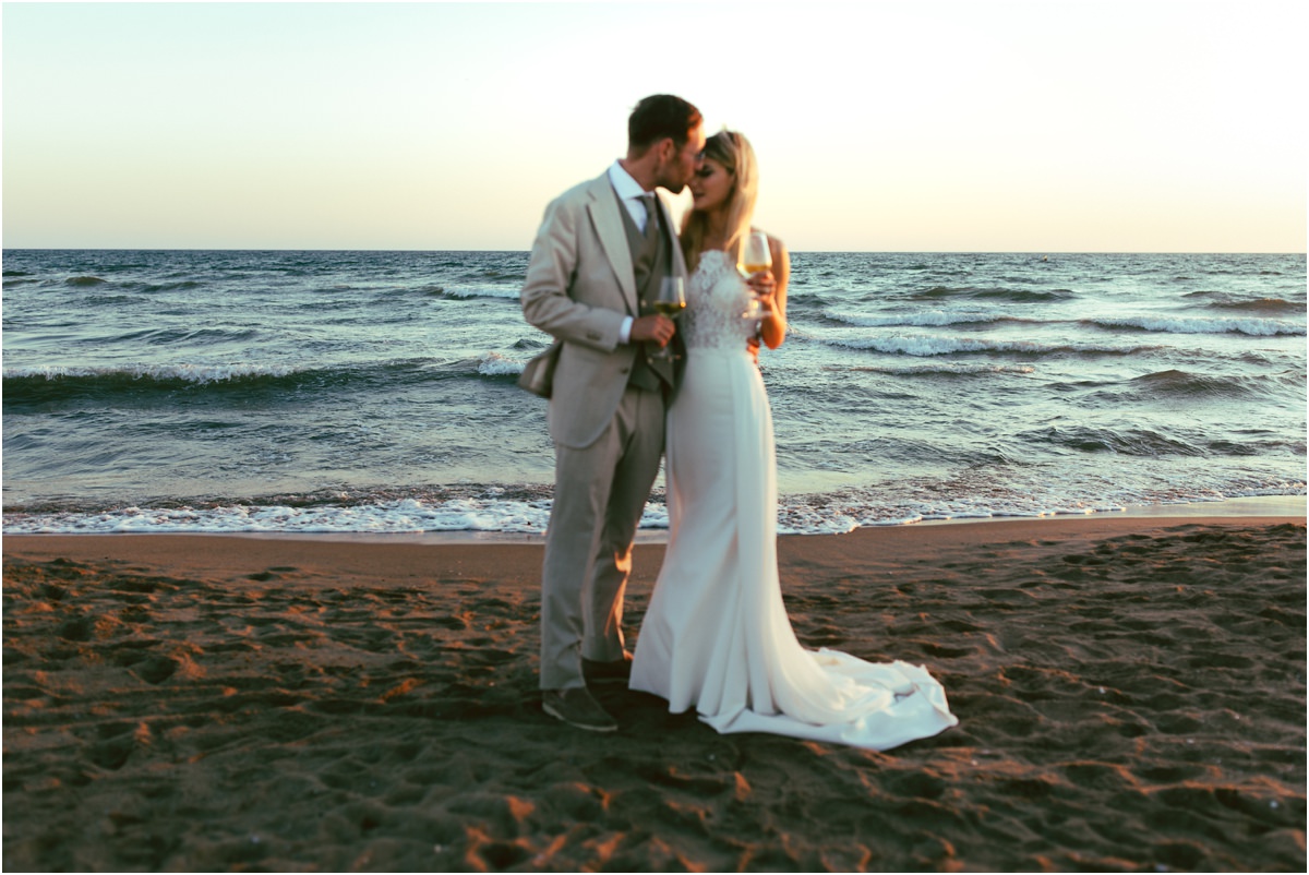 Ritratto sposi al matrimonio in spiaggia a Fregene