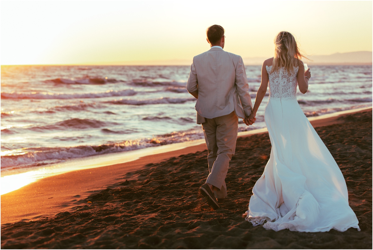 Federica e Giorgio in spiaggia al matrimonio di Controvento