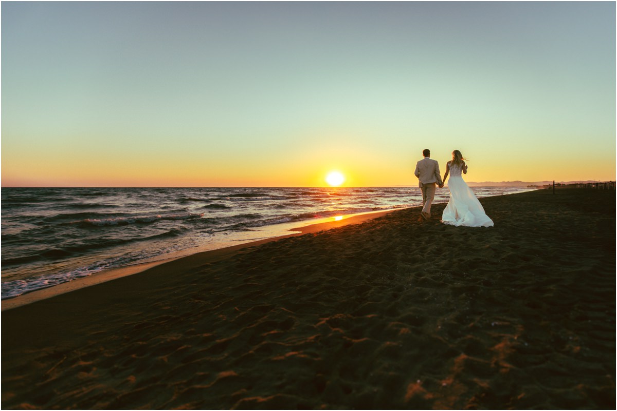 Sposi al tramonto sulla spiaggia di Controvento Fregene