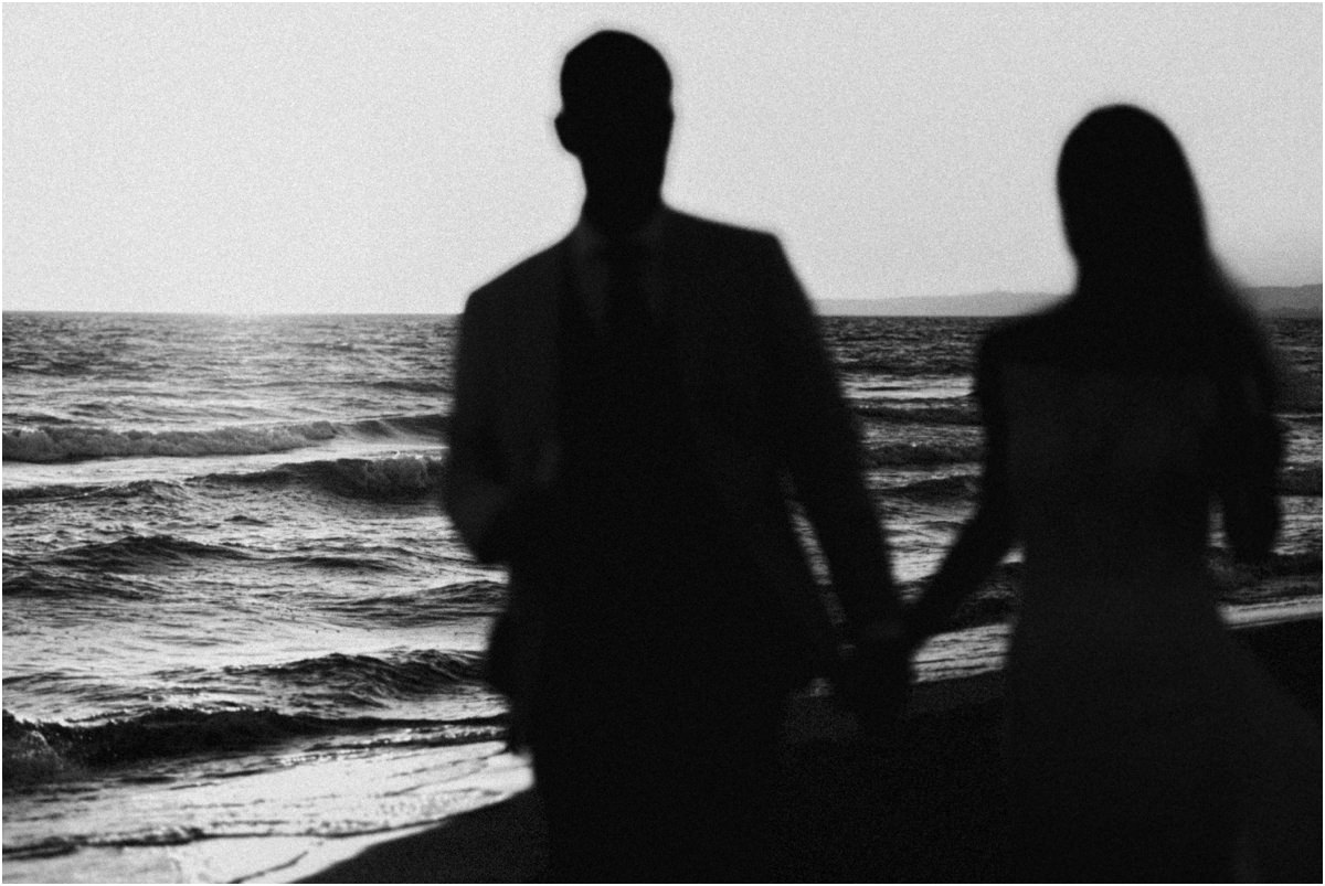 Federica e Giorgio abbracciati al tramonto a Controvento