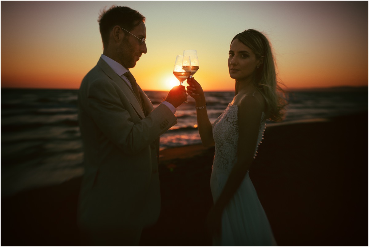 Federica e Giorgio sulla spiaggia di Controvento al tramonto