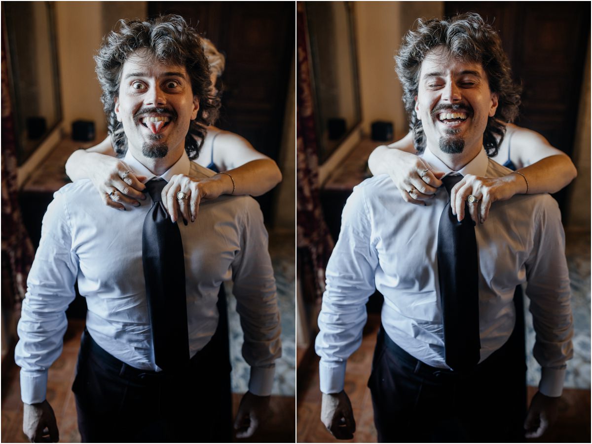 Lo sposo Giovanni sorridente durante i preparativi a Villa del Cardinale