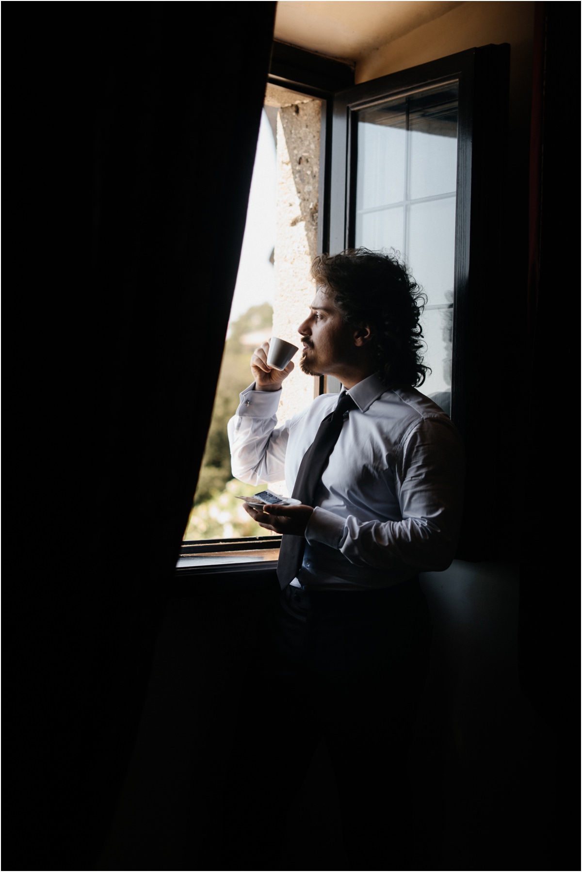 Un caffe durante i preparativi dello sposo a Villa del Cardinale