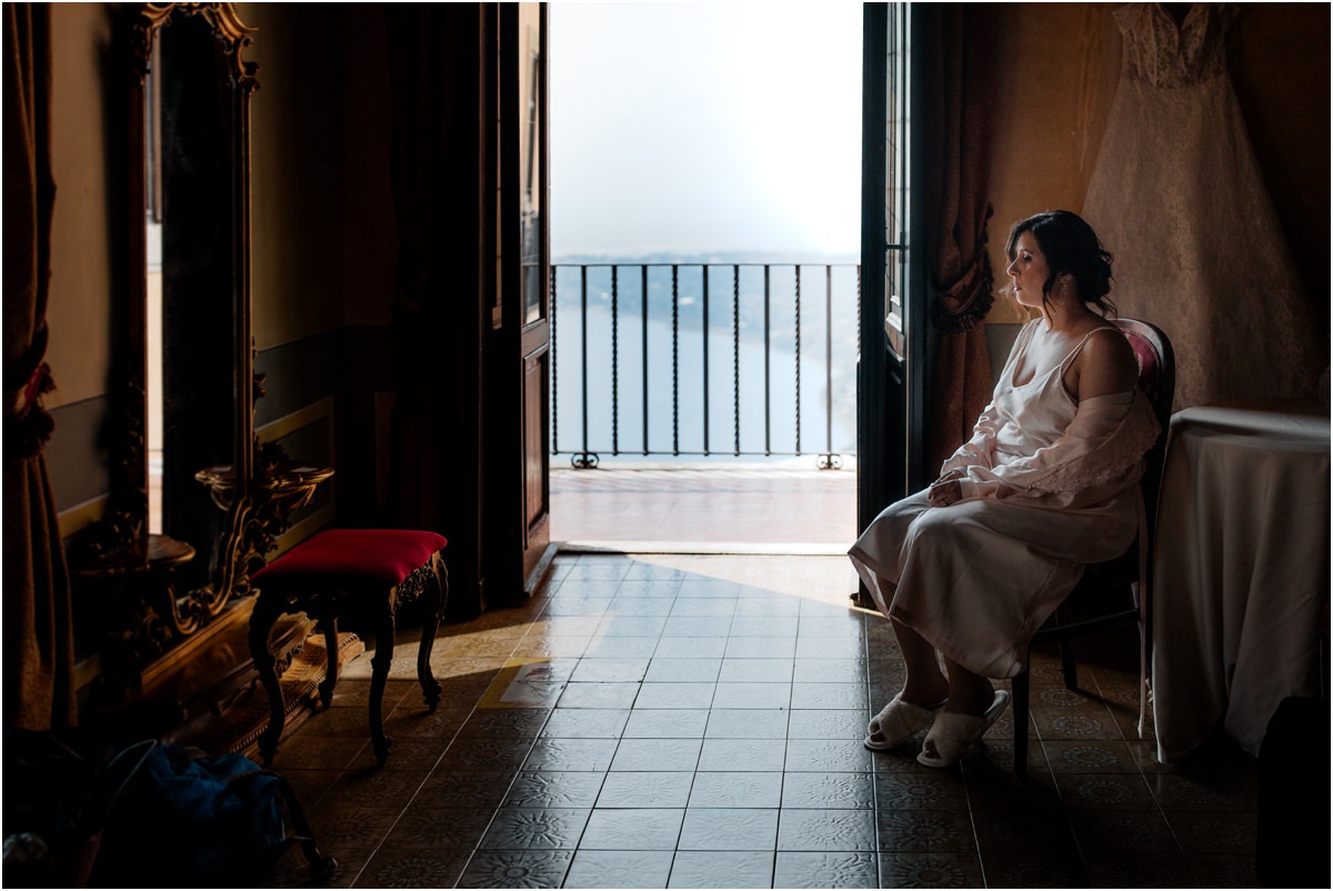 La sposa Michela nella luce della stanza dei preparativi a Villa del Cardinale