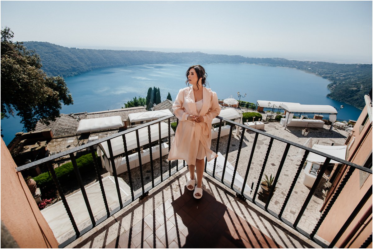 La sposa sul balconcino con vista dai preparativi a Villa del Cardinale