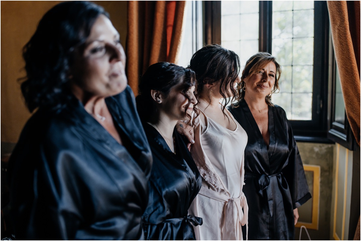 La mamma della sposa durante i preparativi a Villa del Cardinale