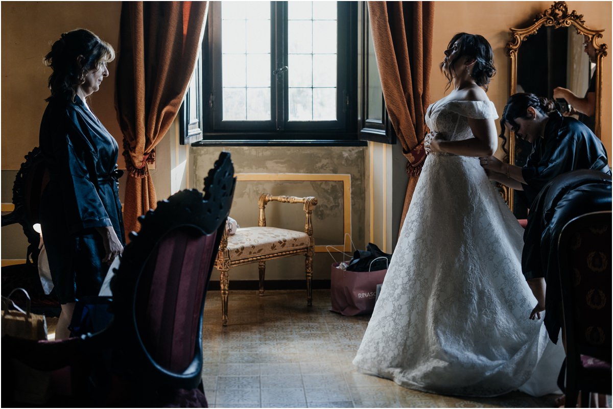 La sposa indossa il vestito da sposa a Villa del Cardinale