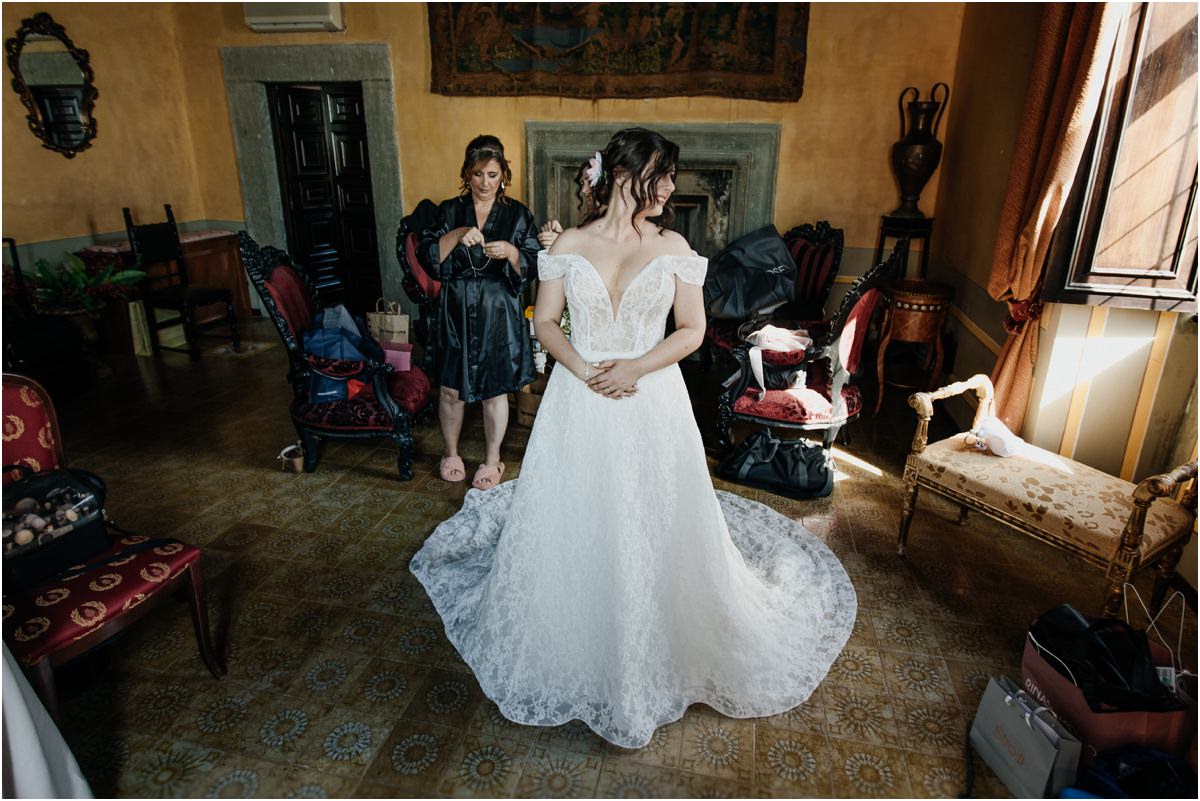 Dettaglio della vestizione della sposa a Villa del Cardinale, Rocca di Papa