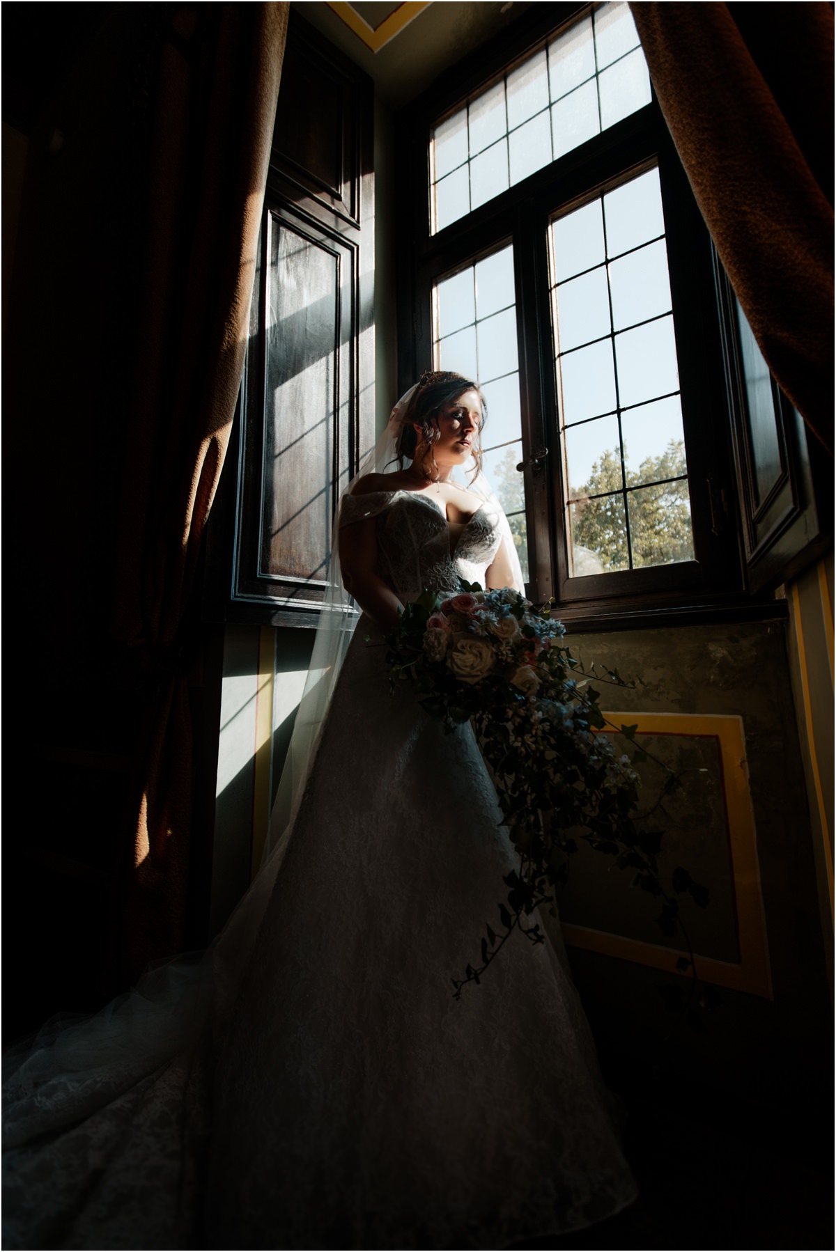 Ritratto della sposa davanti alla finestra a Villa del Cardinale