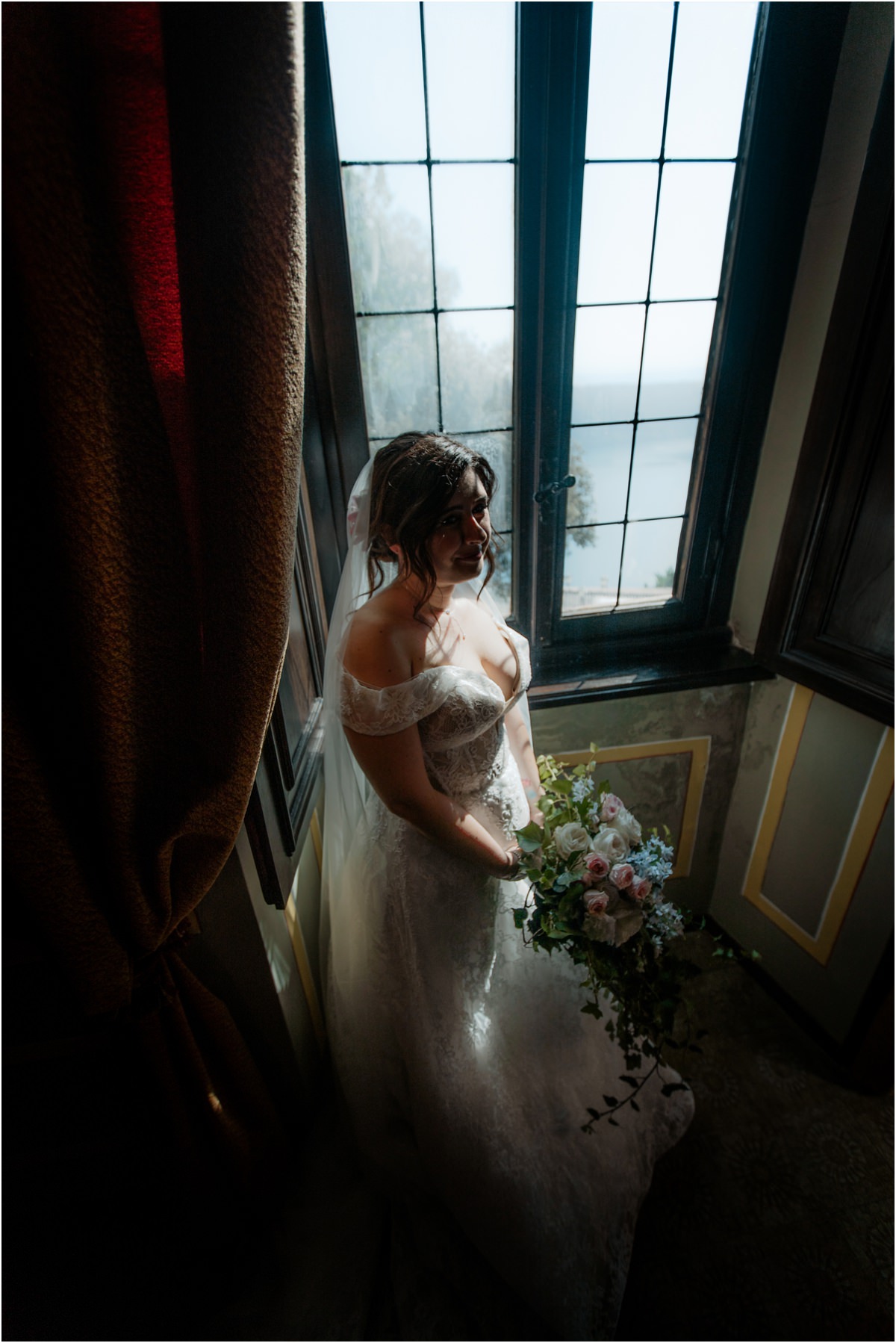 La sposa Michela nella luce della finestra a Villa del Cardinale