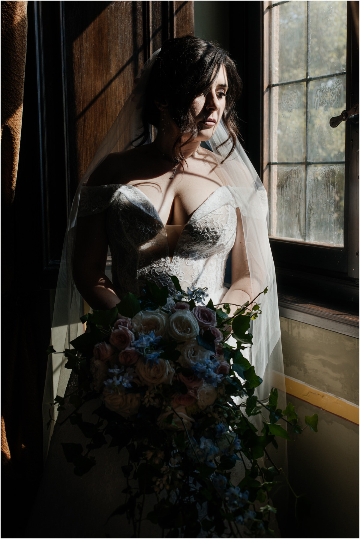 Ritratto della sposa alla finestra dei preparativi a Villa del Cardinale