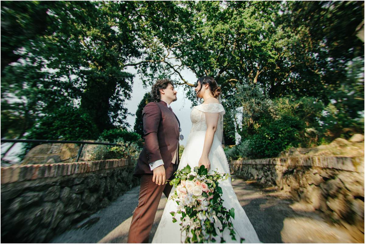 Foto di coppia nel parco di Villa del Cardinale ai Castelli Romani