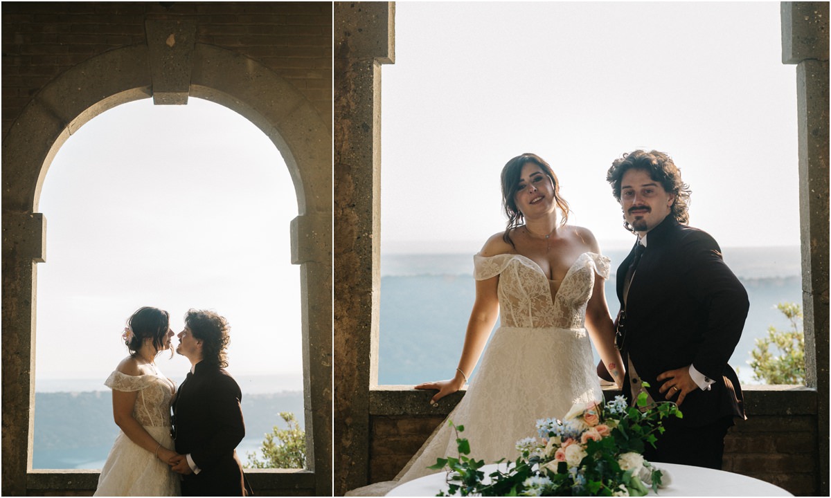 Gli sposi in una torretta di Villa del Cardinale con vista sul Lago Albano
