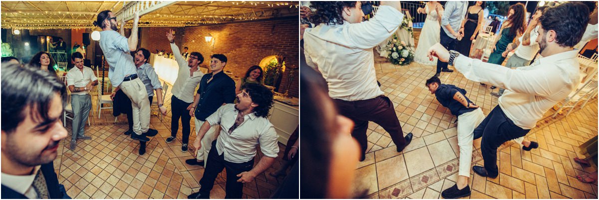 Gli invitati si divertono alla festa di Villa del Cardinale