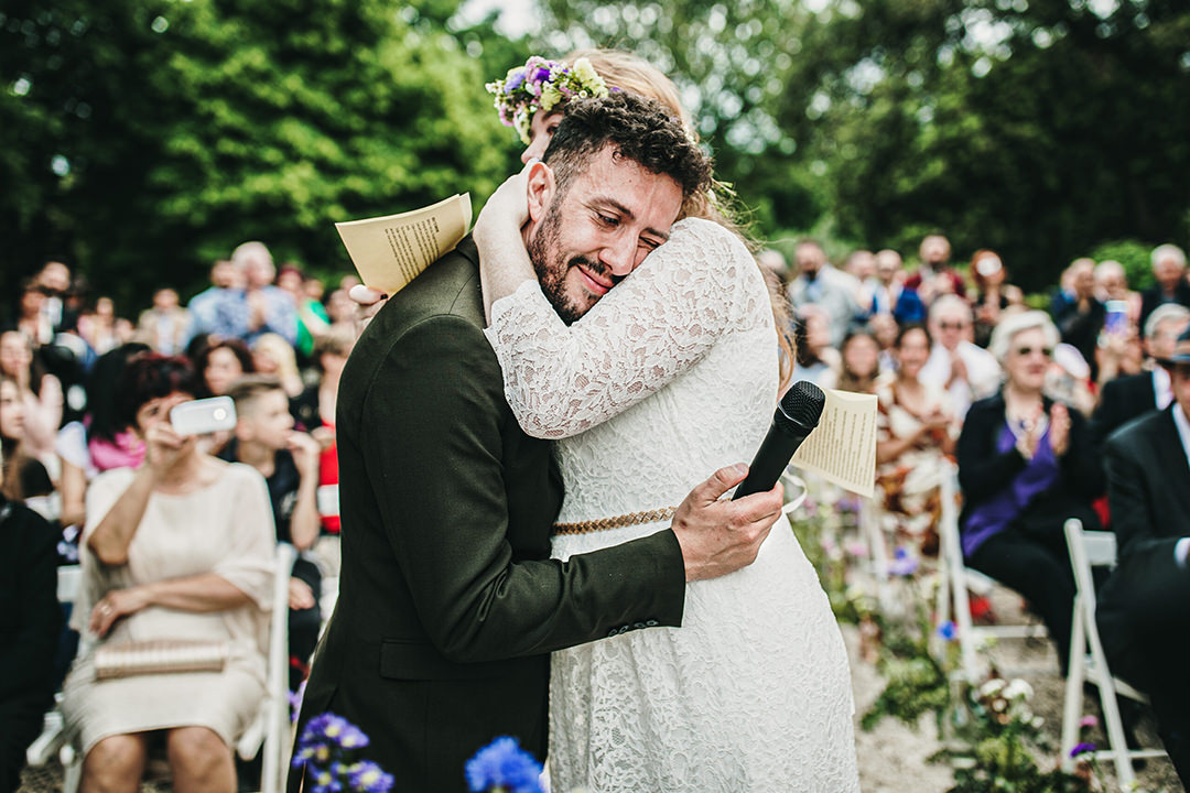 Momento spontaneo tra gli sposi in un reportage di matrimonio senza pose