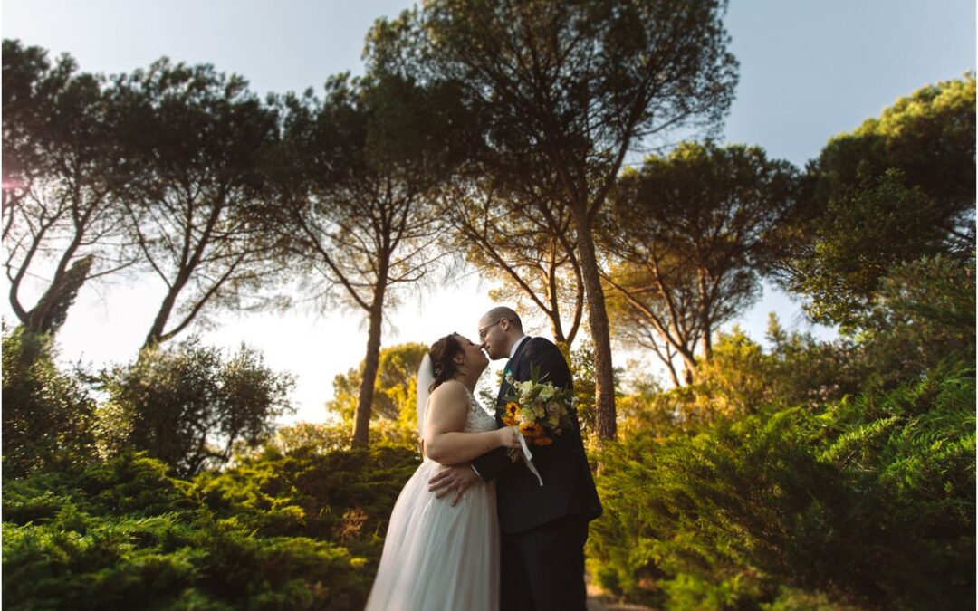 Foto di coppia al tramonto in un matrimonio estivo