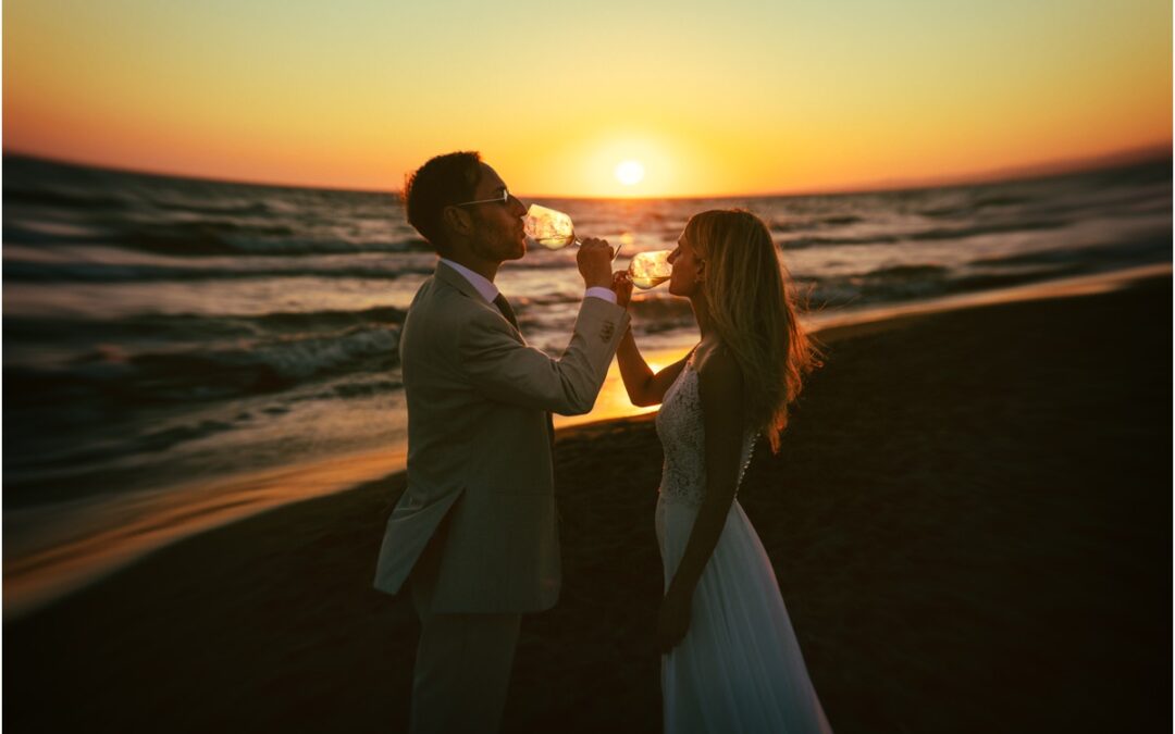 Foto di coppia nell'ora d'oro dentro la scaletta del matrimonio