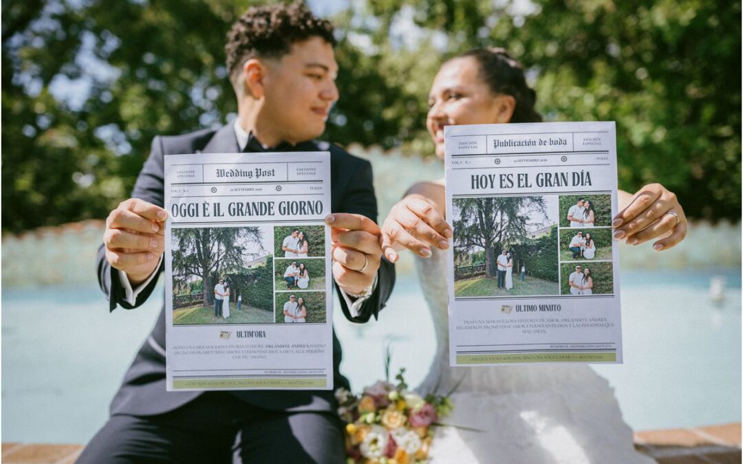Andrea e Orlando mostrano due giornali personalizzati del matrimonio in italiano e spagnolo alla Tenuta La Ginestra in Sabina