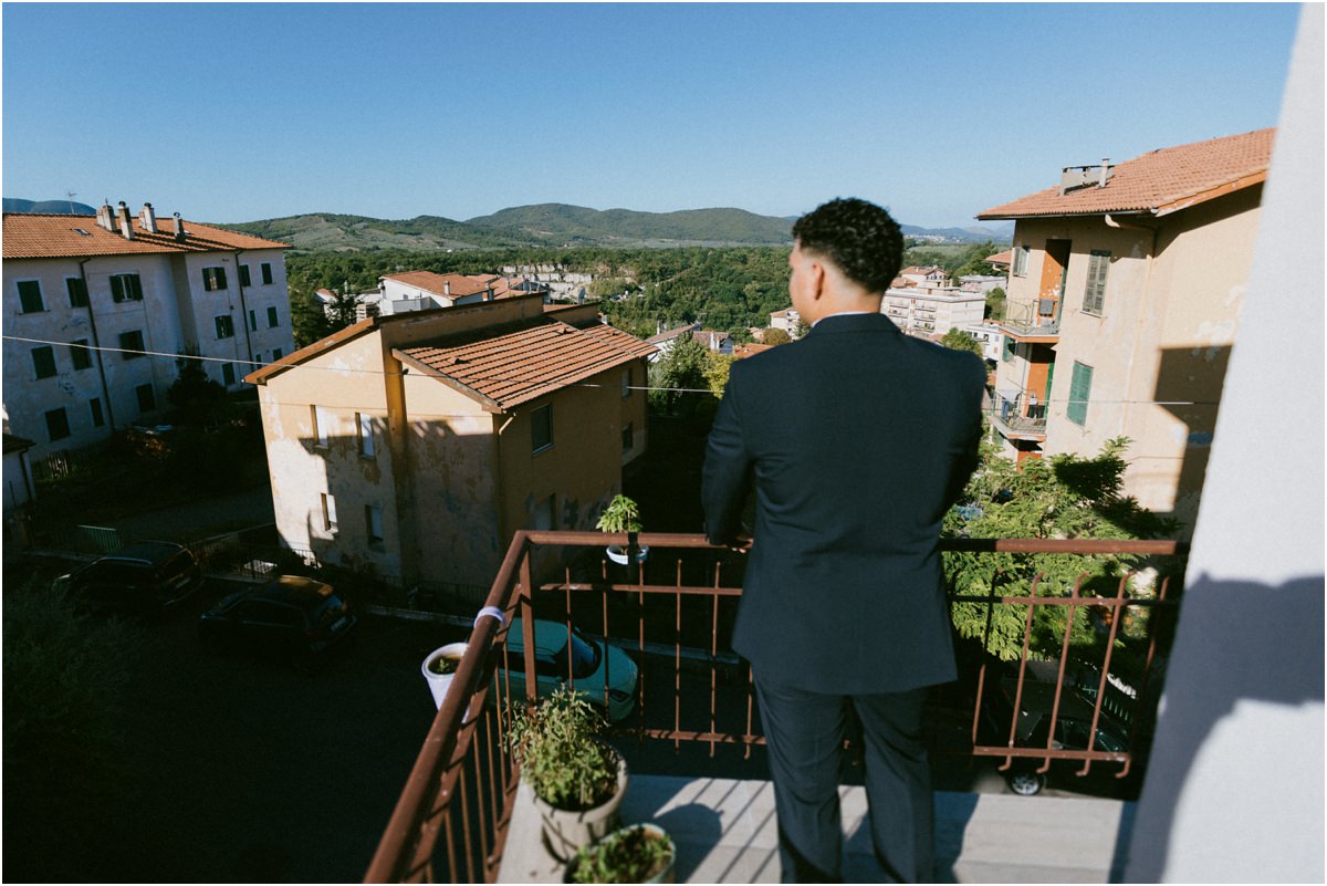 Lo sposo di spalle sul balcone guarda le colline della Sabina da Poggio Moiano