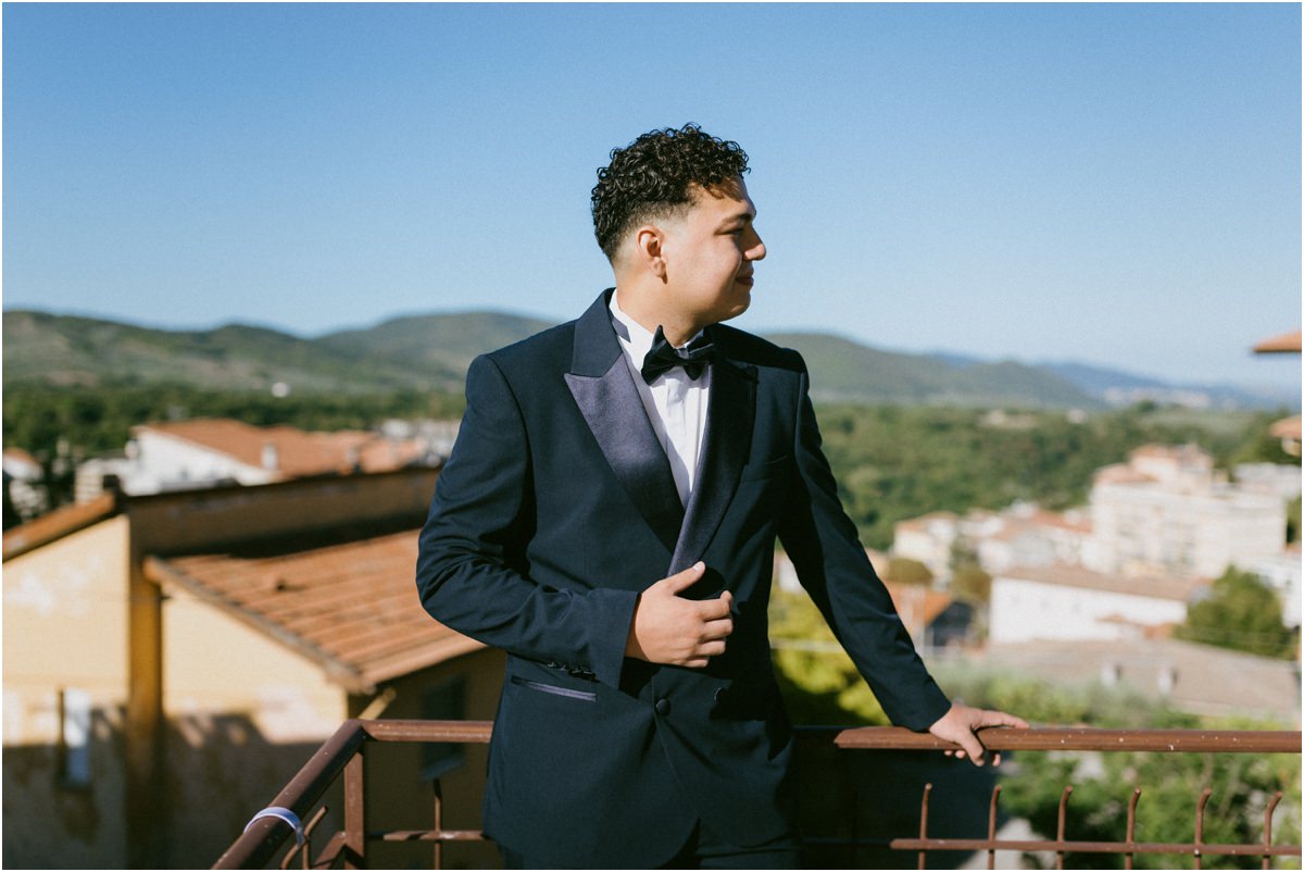 Ritratto di Orlando in smoking sul balcone con vista sui tetti e le colline di Poggio Moiano