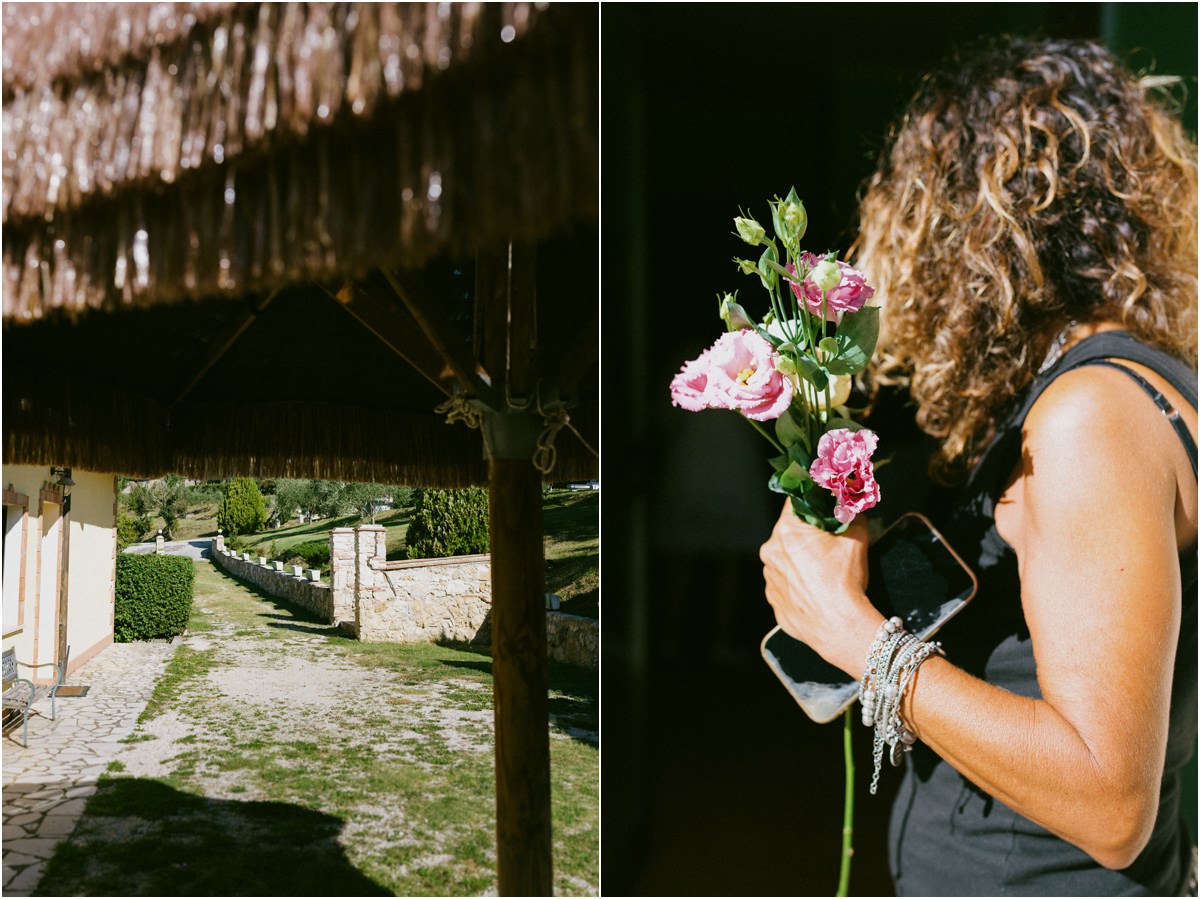 Fiori rosa preparati per il matrimonio sotto la tettoia della Tenuta La Ginestra