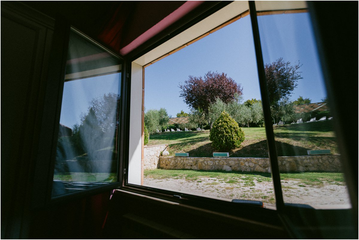 Il giardino della Tenuta La Ginestra visto dalla finestra della camera della sposa