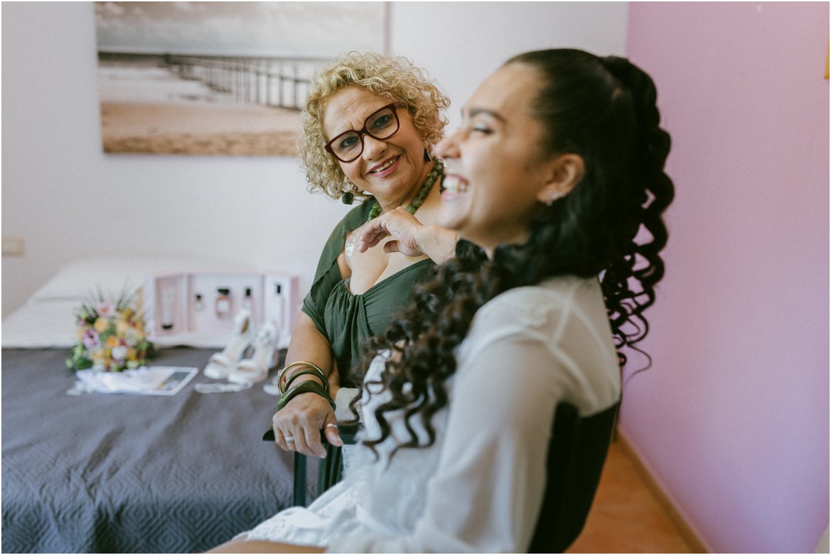 Andrea ride insieme alla mamma durante la preparazione della sposa alla Tenuta La Ginestra