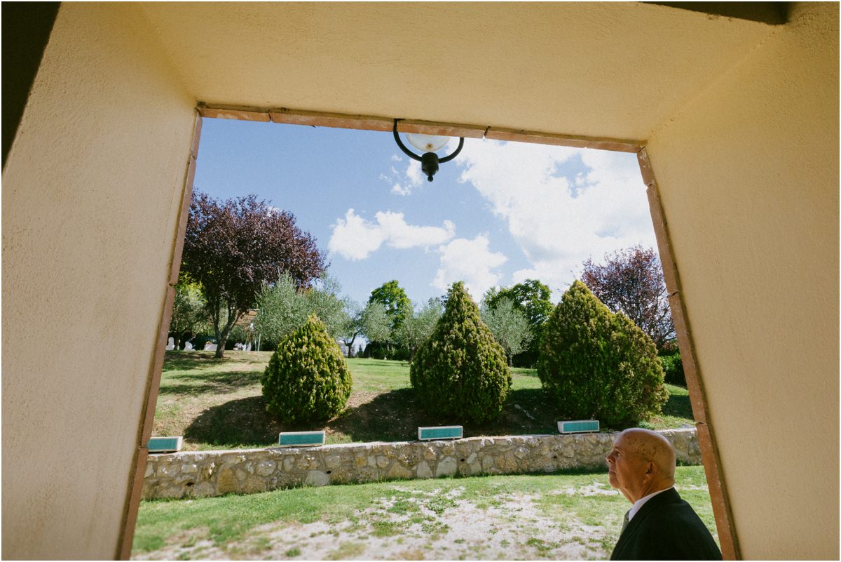 Il papà della sposa in giardino visto dalla finestra della camera