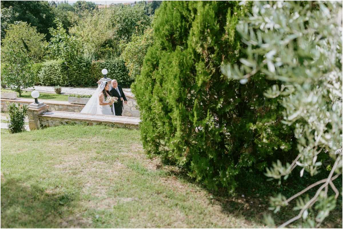 Andrea arriva al braccio del papà tra il verde del giardino della Tenuta La Ginestra